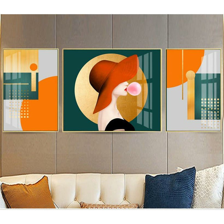 סט 3 תמונות זכוכית אשת הכובעים | תמונות לסלון - PHOTO-GLASS